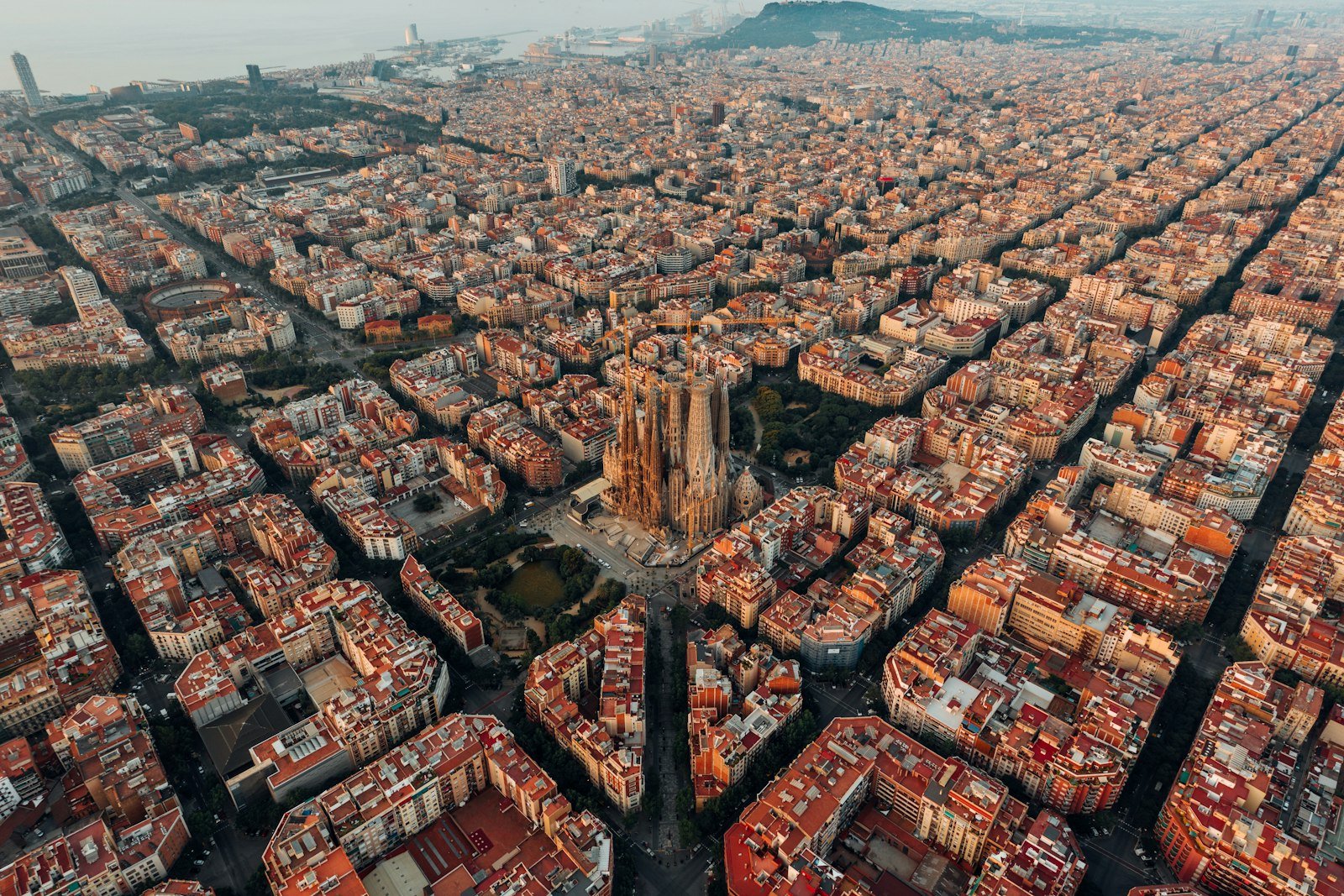 Una calle de Barcelona al atardecer