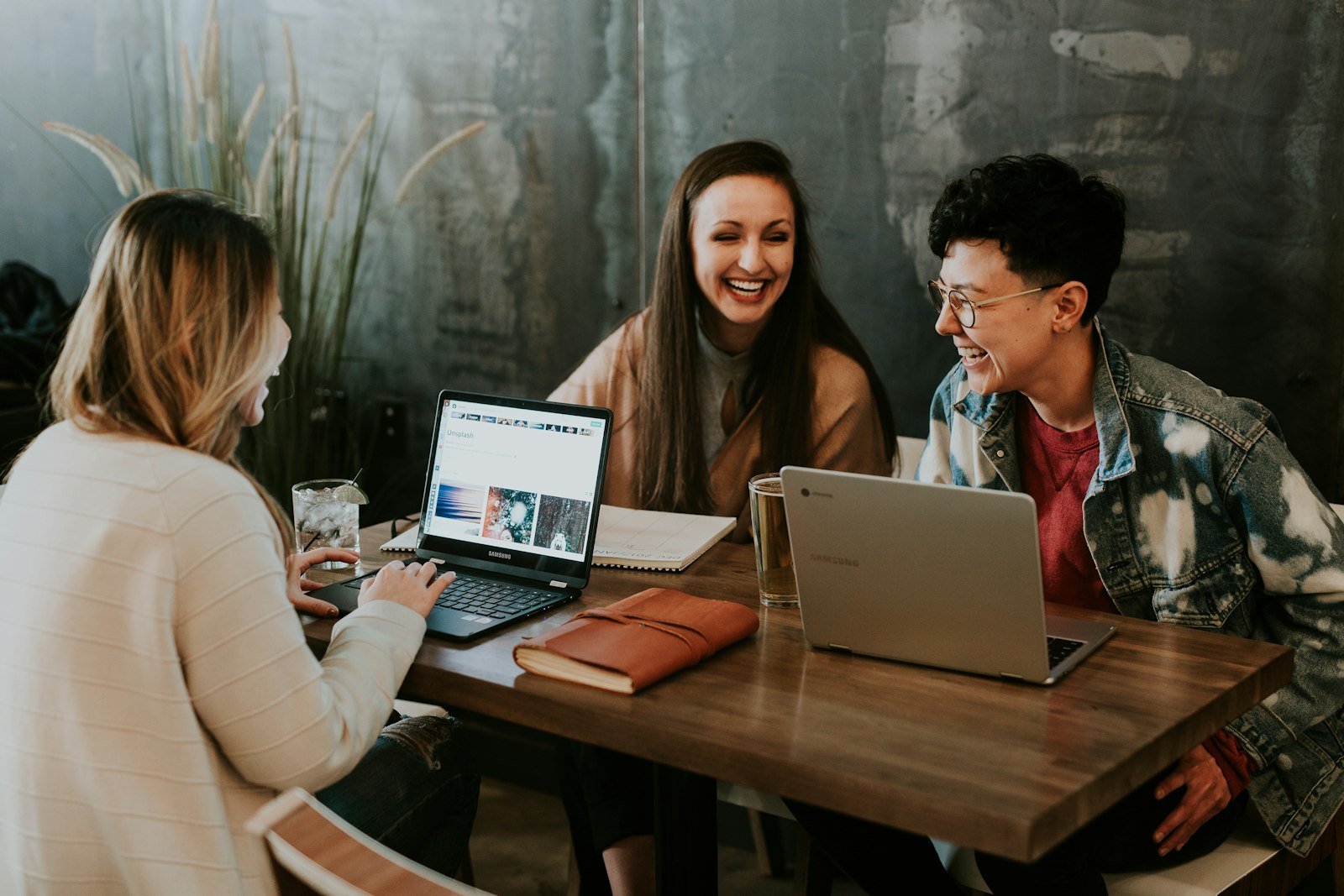 Un equipo de trabajo conversa en una oficina